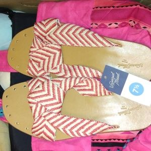 Universal Thread red and white Chevron print sandals Sz 7 1/2 new